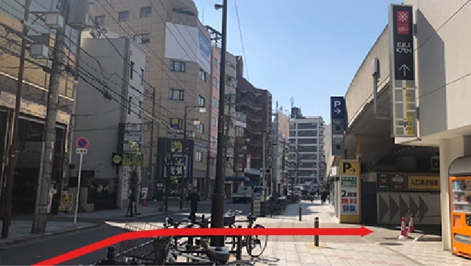 駐車場建物と道路沿いの写真